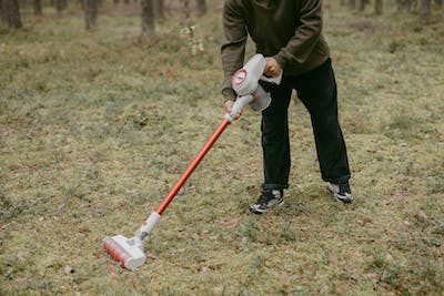 Dammsugning, 2. Tvätt av golv, 3. Torka av ytor, 4. Tömma sopkorgar, 5. Rengöring av badrum, 6. Rengöring av kök, 7. Diskning, 8. Tvätt av fönster, 9. Städning av sovrum, 10. Strykning, 11. Plocka undan, 12. Organisera, 13. Tvätta kläder, 14. Vaxa golv, 15. Rengöring av möbler, 16. Tvätta sängkläder, 17. Byta handdukar, 18. Byta lakan, 19. Rengöring av spis, 20. Rengöring av kyl och frys.