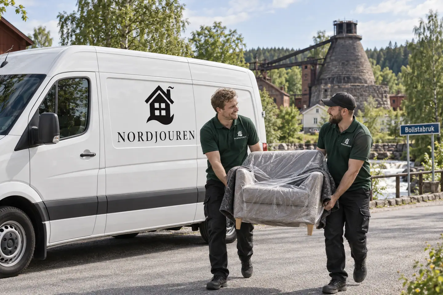 Illustration: Nordjourens bil och personal i Bollstabruk, gata vid bollstabruks äldre bruksmiljö