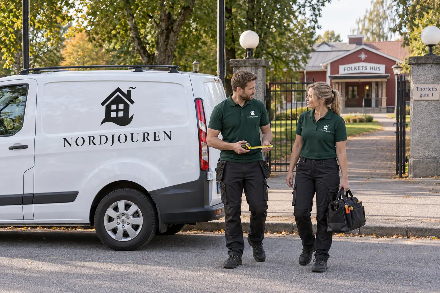 Illustration: Nordjourens bil och personal i Norrhult, thorleifs gata utanför folkets hus och park